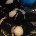 銀のさじ - おにぎりは大きめのお皿にたくさん乗って来ました。