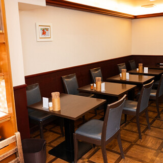 テーブル10席◆昼飲みも歓迎の様々なシーンに対応するお店