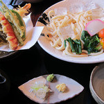 ががちゃ屋 - 海老天ぷら盛り合わせ付もりうどん