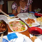 RESTAURANT TAKUMI - ガーリックステーキ・辛いサラダ・げそ唐揚げ・海老天ぷらなど