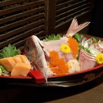 魚縁 - 迫力あるお刺身盛り合わせ