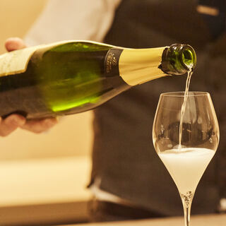 ソムリエ厳選・世界各国のワインが充実。お料理とのペアリングも