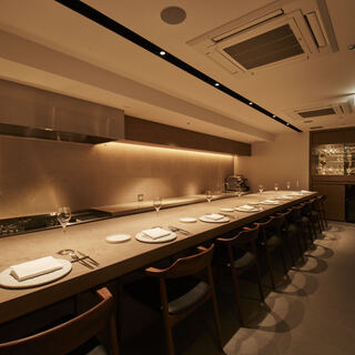 都会の喧騒を忘れ、臨場感漂うラグジュアリーな空間でお食事を