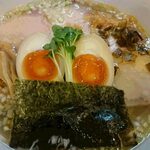 正月屋分店 支那そば やまき - チャーシューメン(塩) ロース肉+半熟卵