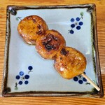 村上屋餅店 - みたらし団子。焼き加減もベストです◎