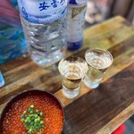 魚塚 - 受け皿なしですが…
溢れるほどナミナミに注いでくださったグラスにて
(実際は…勿体無いほど溢れてました！（；゜０゜）笑）

太っ腹な注ぎ方が…素敵ですね〜♡(*´ω｀*)