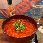 魚塚 - ◯いくら丼M／¥800
お味噌汁のお椀サイズで登場いたしました…
いくら丼！╰(*´︶`*)╯♡