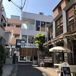 スープカレー&ダイニング エルビス - 正面まで行くと階段あります