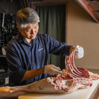 北海道産羊を半頭で仕入れて捌き、様々なお料理をお造りします。