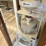 鵠沼海岸 蕎麦兄 - 蕎麦粉は2階で挽かれています。