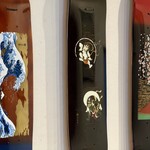 鵠沼海岸 蕎麦兄 - アートなスケボーが飾られています。