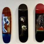 鵠沼海岸 蕎麦兄 - アートなスケボーが飾られています。