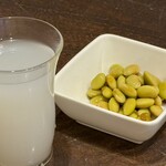 鵠沼海岸 蕎麦兄 - 蕎麦兄蕎麦湯割り（680円／杯）と秘伝大豆（480円）。