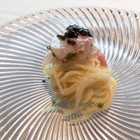 アル・ケッチァーノ  - イシモチの冷たいカッペリーニ、上にキャビア