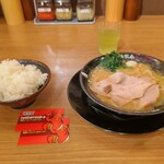 有楽家 - まさに家系のビジュアル、水ではなくお茶でした