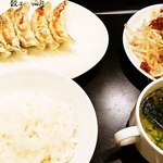 餃子の福包 - ランチセットA。肉味噌もやしと生のり入りスープ付きで７００円