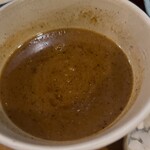 いかれたヌードル フィッシュトンズ - 豚骨魚介スープ