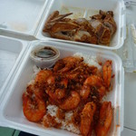 Rays KIAWE BROILED CHICKEN  - 手前は別のお店で買ったエビ。奥がこちらのチキン、ハーフサイズ。