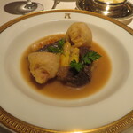 アピシウス - ホワイトアスパラガスとリー・ド・ヴぉ―、モリーユ茸のコンビネゾン