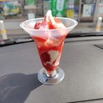 ミニストップ - 料理写真:紅ほっぺいちごのパフェ