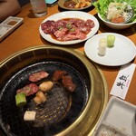 牛鉄 祖師谷店 - 箸が止まらぬ肉！とろけるホルモンの脂！食べても口にカスが残らない