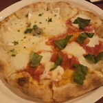 イタリア食堂 ラ ルーチェ - ハーフ&ハーフ(マルゲリータ&クワトロフォルマッジ)