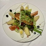 GALERIE Bistro - 繊維の野菜サラダとサーモンのグリル NT$580