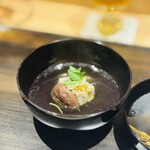 新まき - お出汁のお吸い物　鶏しんじょ、たけのこ、しいたけ、姫竹の刻み