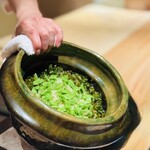 新まき - 土鍋ご飯　そぼろ、絹さやなど