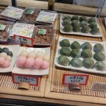 出町ふたば - 店頭、団子も美味しそう(´ρ`)
