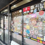 長町ラーメン - 入り口にはステッカーがたくさん