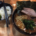 武道家 - ラーメン 並 700円
      味濃いめ、麺硬め、油多め