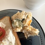 中井パン店 - オレンジ色で人参みたいに見えるのはたまごの黄身