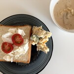 中井パン店 - クリームチーズののせ方が雑！　豆乳スープ！