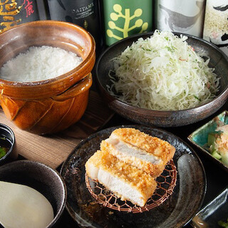 ブランド豚のこだわりとんかつから旬菜鮮魚の一品料理まで充実