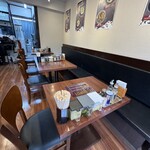 ラーメン 吉亭  - 2人掛けテーブル席が2卓､4人掛けテーブル席が1卓あり