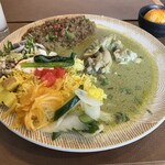 スパイスカリィ FUKUIRO - 料理写真:お肉が離れ小島なプレート。色々乗っててカラフルで目でも楽しめる。
