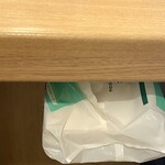 お出汁麺食堂 Harada - カウンターテーブルの下にティッシュ