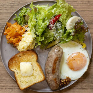 新ランチプレートは、オリジナルレシピの自家製酵母パンが主役