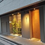 鮨 梵 - 正面右手、ビル入口左側の扉が入口