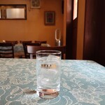 シャンティ - 着席後すぐに提供してくれる冷たいお水。