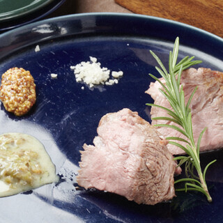 柔らかい肉質と甘さ◎沖縄産やんばる島豚肩ロースの炭火焼き