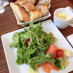 メゾンカイザー 近鉄あべのハルカスタワー館店 - かぼちゃサラダとスモークサーモン