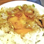 中田製作所 - 「大ライス」に「生卵」とラーメンスープをかけて