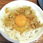 中田製作所 - 「大ライス」に「生卵」とラーメンスープをかけて