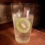 ベンフィディック - 202504  キウイとメスカルのハイボール