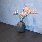 瀬戸内味覚処 芸州 本店 - テーブル横のお花です。