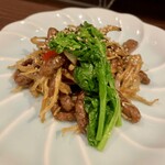 口福菜 亀吉 - 北海道 黒毛和牛と揚げごぼうのオイスターソース炒め（1900円）