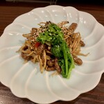 口福菜 亀吉 - 北海道 黒毛和牛と揚げごぼうのオイスターソース炒め（1900円）
