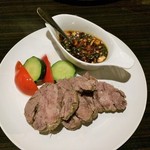 BARU 竹末 - 羊肉の塩ゆで(500円)ほろほろにやわらかく煮込んだ羊肉と、甘辛のネギソースの相性が抜群。ズッキーニとパプリカとの相性もまた旨し。